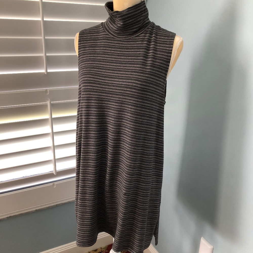 GARNET HILL Mock-Neck Tunic Size Large